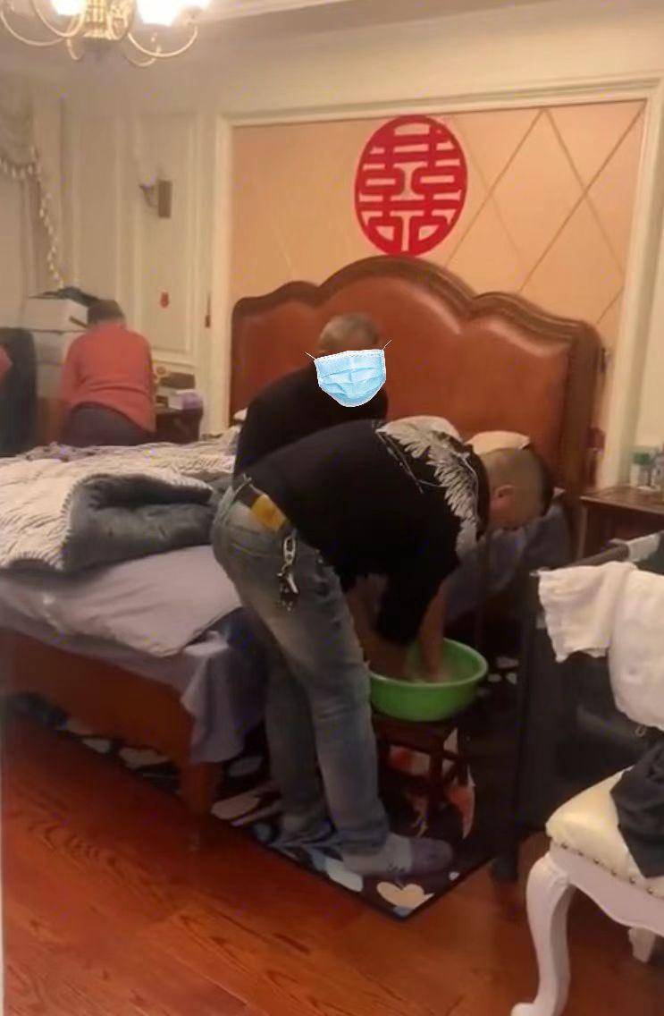 于是两口子决定让爸妈住楼下的大房间,她和