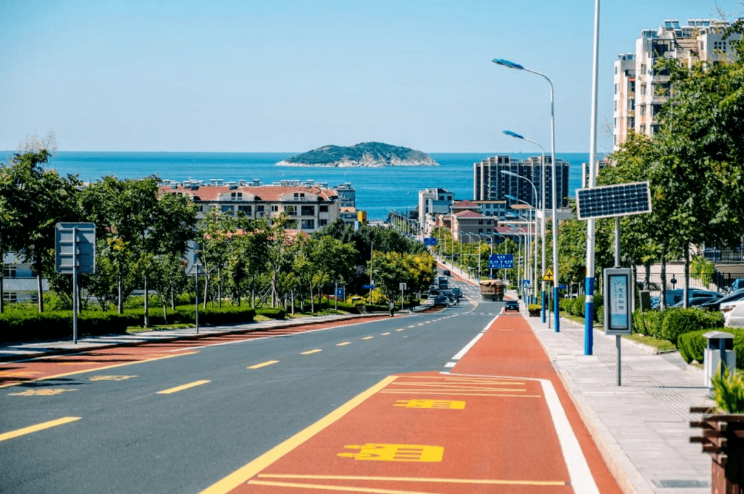 而这座海边城市,不需要台风梅花打败这个夏天天天面临四十多度高温;不