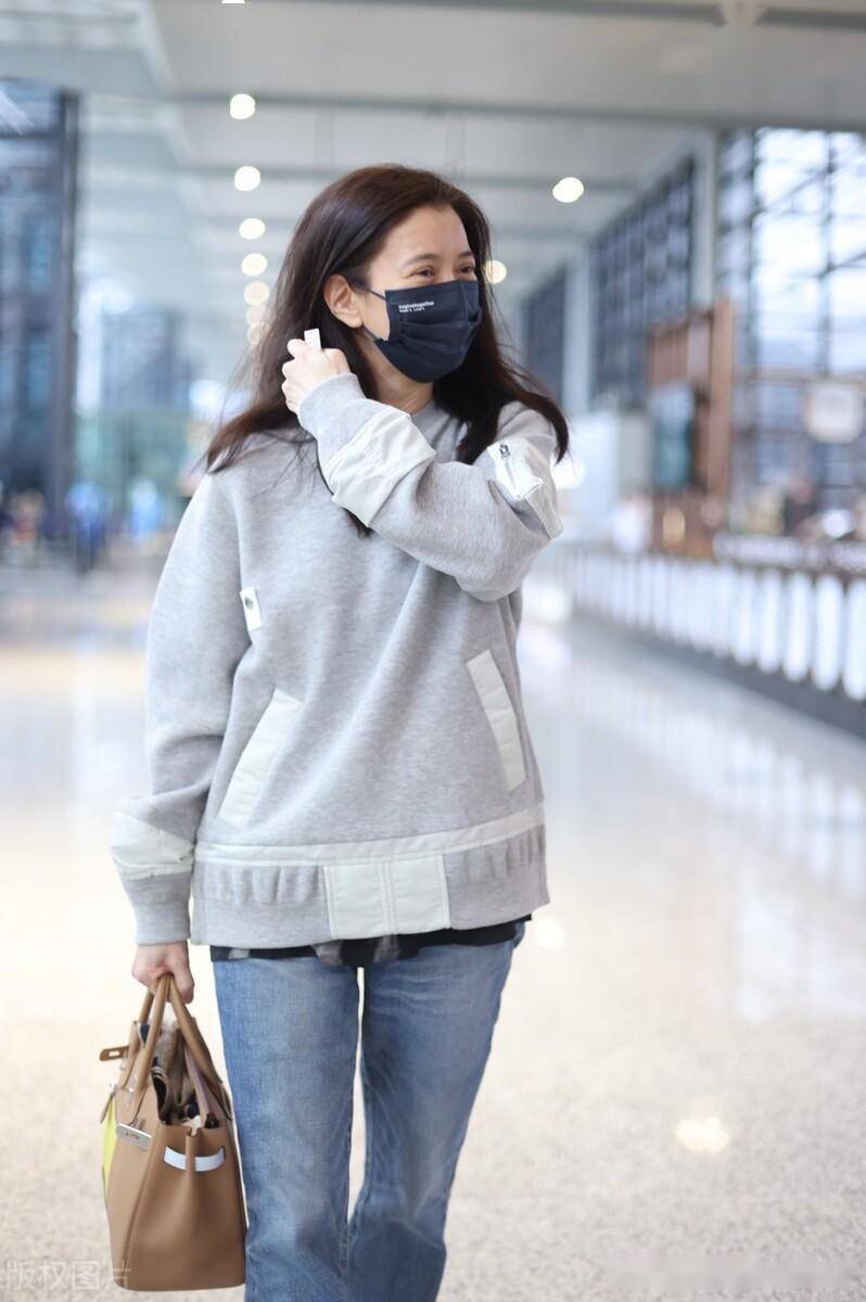 街拍:袁咏仪灰色卫衣 牛仔裤 白色运动鞋简约随性_张智霖_上海_夫妇