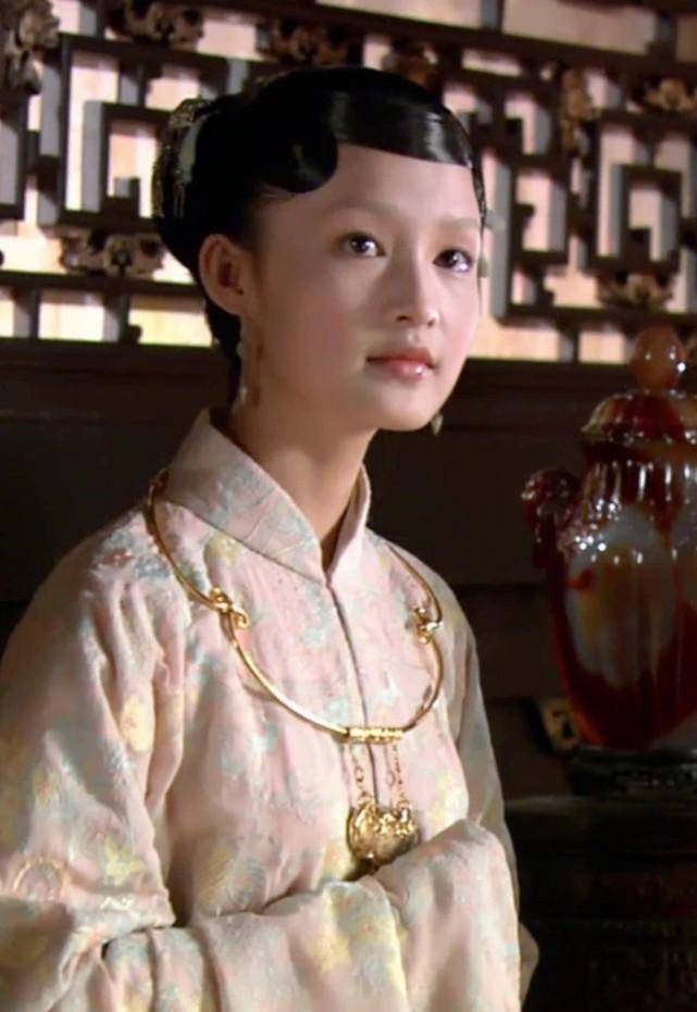 说实话她的气质并不适合薛宝钗,反而可以挑战出演一下林黛玉.