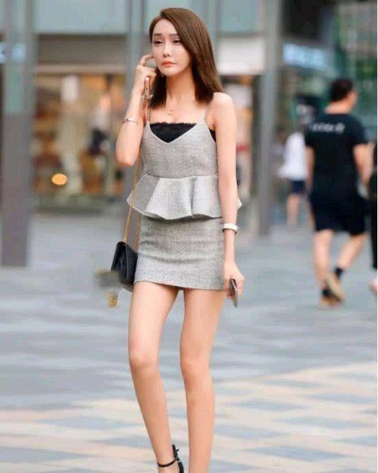 展现出曼妙的身材曲线_时尚_魅力_吊带