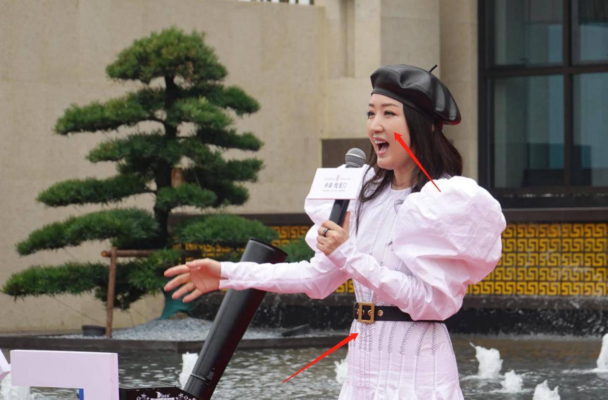 49岁杨钰莹商演捞金,一袭白裙小腹好明显,笑容僵硬浮肿不像从前_剪裁