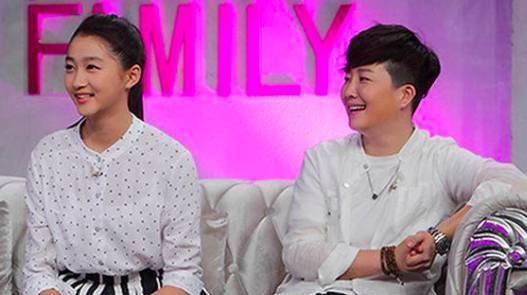 与在娱乐圈中风光无限的关晓彤不同,姐姐关晓珊就是一个非常普通的人