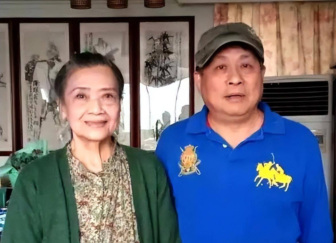 朱逢博:丈夫去世14年,独自守着骨灰盒生活,她的痴爱让人泪目_施鸿鄂