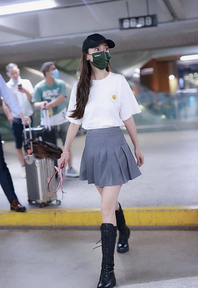 杨颖的早秋时髦穿搭,蓝色卫衣亮丽时尚,单肩t恤配单车短裤好潮