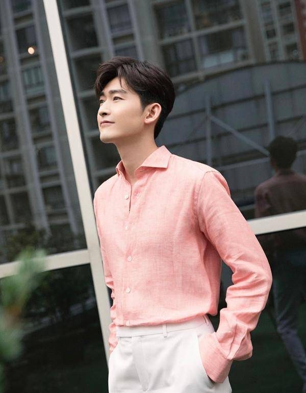 张翰还是那么有少年感,穿卫衣搭破洞裤,帅气又显阳光!