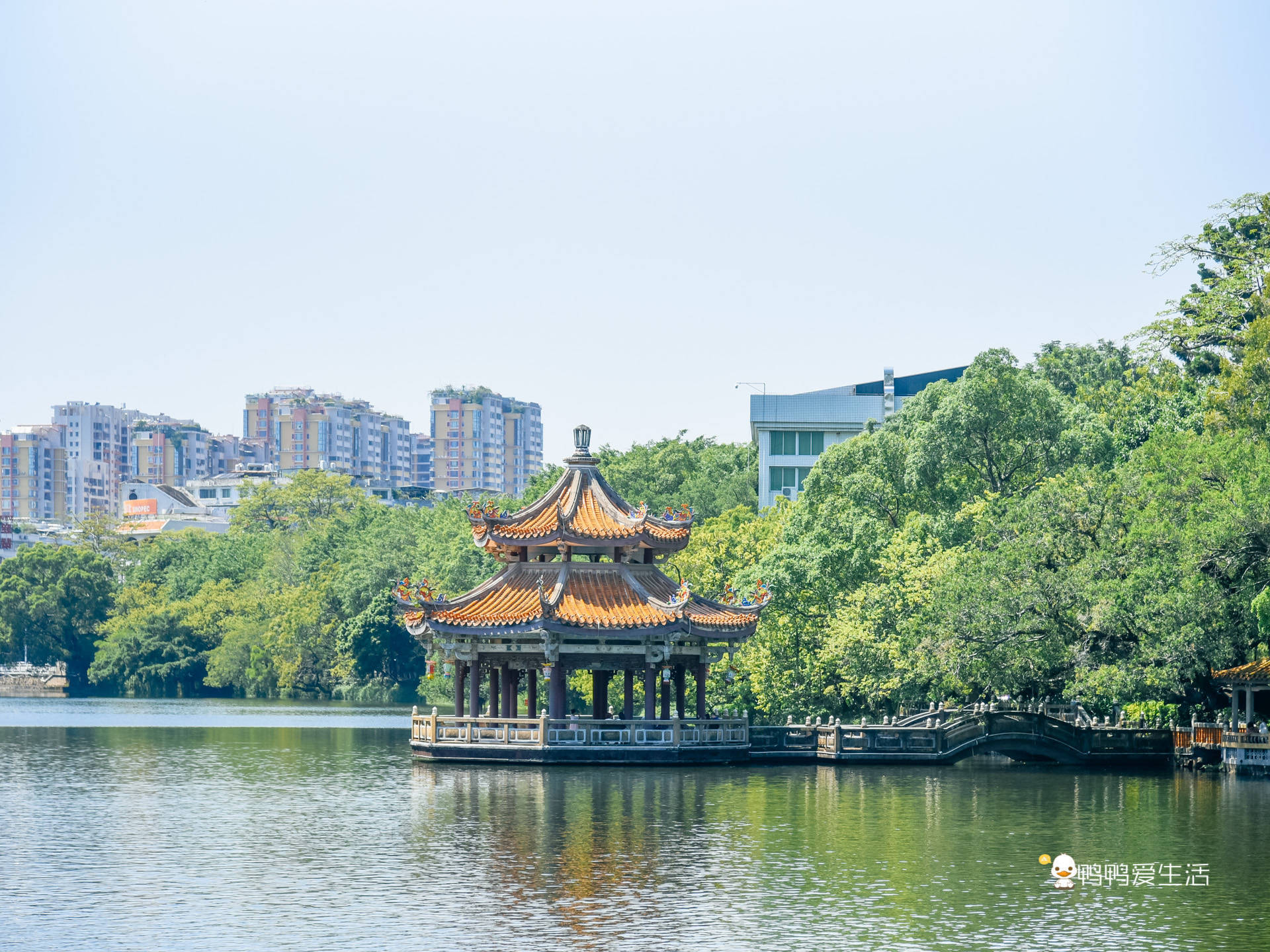 潮州西湖公園內有壽安巖,處女泉,涵碧樓等十餘處著名景點,其中的