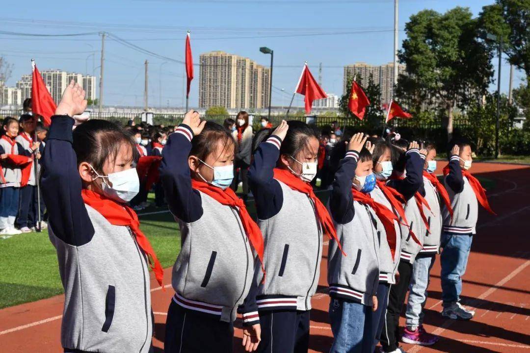 吳江經濟技術開發區花港迎春小學少先隊第二批新隊員入隊儀式_紅領巾