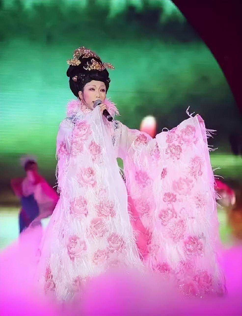 关于反串表演,李玉刚表示会继续,但他的坚持也最终成功,最后祝李玉刚