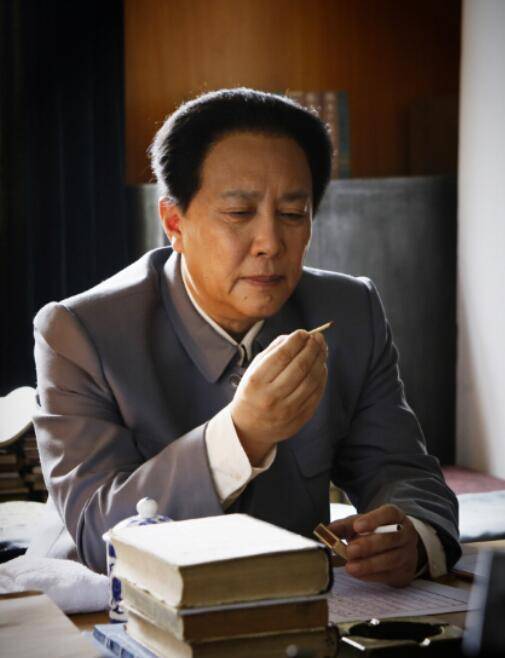 "诸葛亮"唐国强,前妻35岁除夕夜身亡,娶小12岁混血儿成人生赢家_孙涛