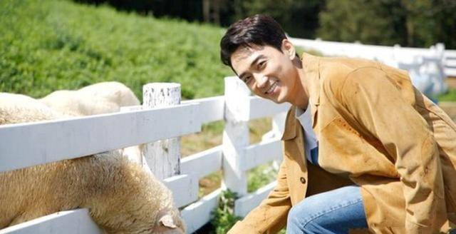 不同于电视剧里面的男神总裁范儿,这次的宋承宪在参加综艺节目《感性