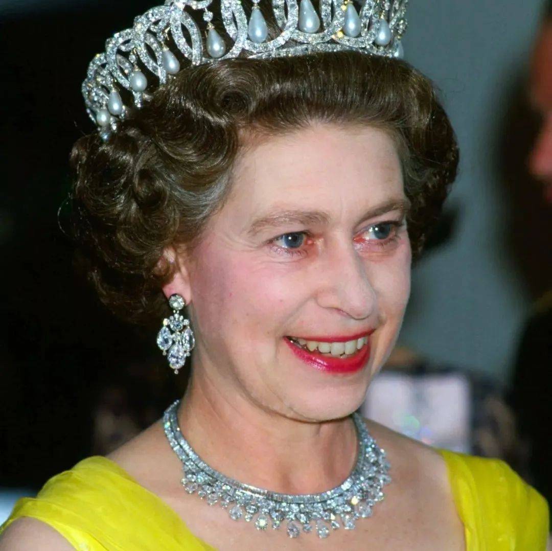 凯特王妃戴了一条属于女王的珍珠项链……