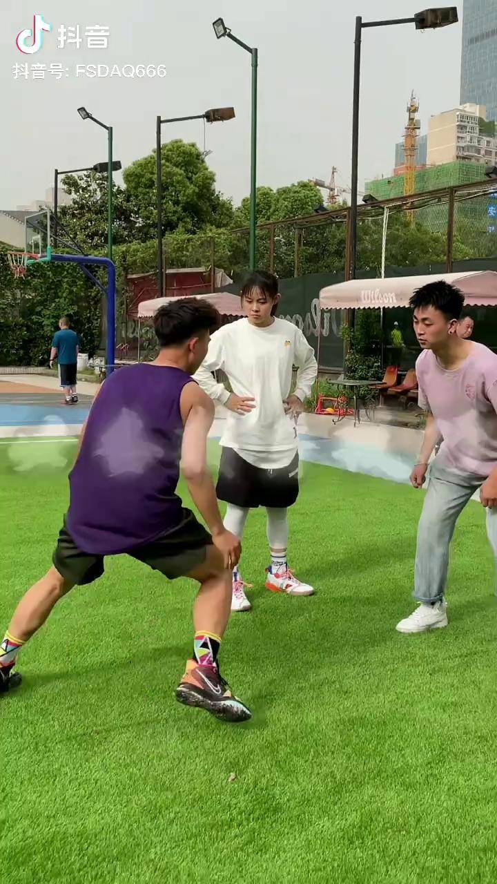 艾特你不会过人的兄弟,来练一下这招"蝎子摆尾"吧