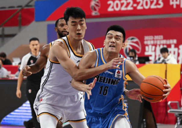 突发!辽宁小将刘雁宇空中失衡 后脑勺着地担架进场_贝尔_比赛_1