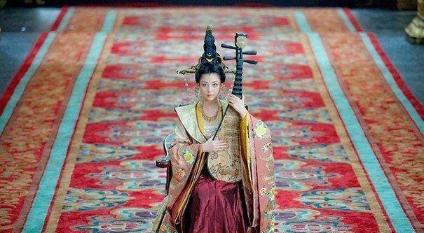 赵匡胤灭蜀国大宴群臣,后宫妃子吟了一首诗,满朝男子羞红脸_花蕊_孟昶