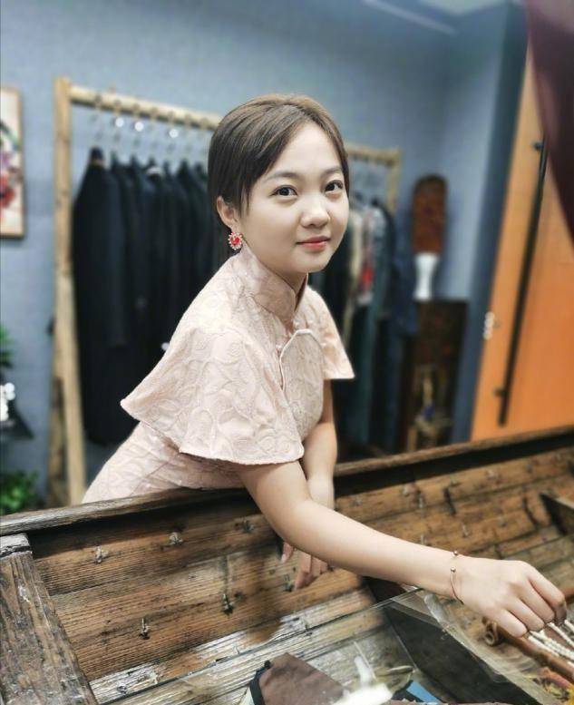 对林妙可的衣品无语,穿旗袍肚子赘肉泛滥,才21岁就像老阿姨了!