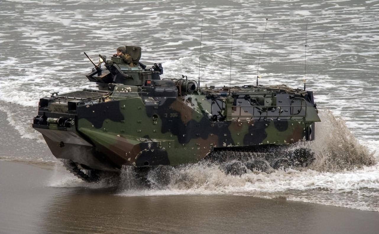 最先进acv轮式装甲车被浪拍翻,沉入海中_战车_海上训练_图片