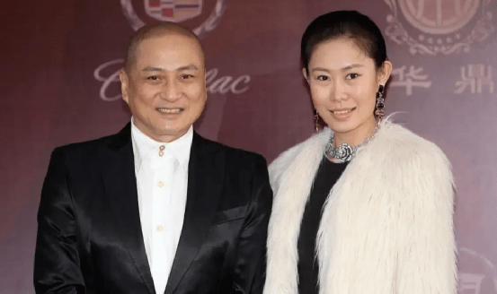 汤镇业夫妇罕见合体,小25岁娇妻姿色平平身材好,穿貂皮贵妇范足_貂绒