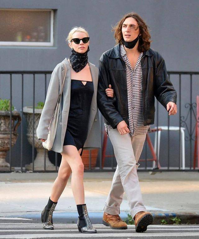 好莱坞女星安雅泰勒乔伊与男友秘密结婚_安雅·泰勒_恋情_消息