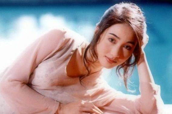 2009年,黎姿为报恩冲动"下嫁"给大15岁残疾富商,如今她怎么样了?