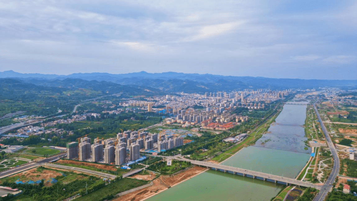 (卢氏县城全貌)政策是导向,探索是过程,起跑就意味着冲刺.