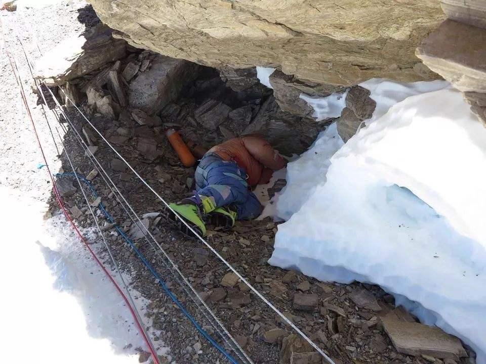 珠穆朗玛峰上,存在了25年的绿靴子,为何至今无人掩埋?