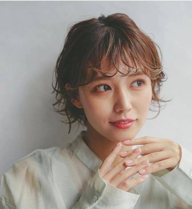 女人上了年纪不适合留长发,今年流行的"挂耳烫发",洋气又减龄