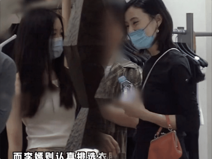 李亞鵬嬌妻出門遛娃,半歲女兒五官秀氣 12 db22335c45c24e25bb1e243b2d0e4bb4