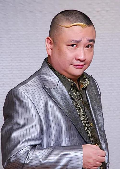 路走得很顺利,他出演了许多经典影视剧,如《外来媳妇本地郎》的苏贵元