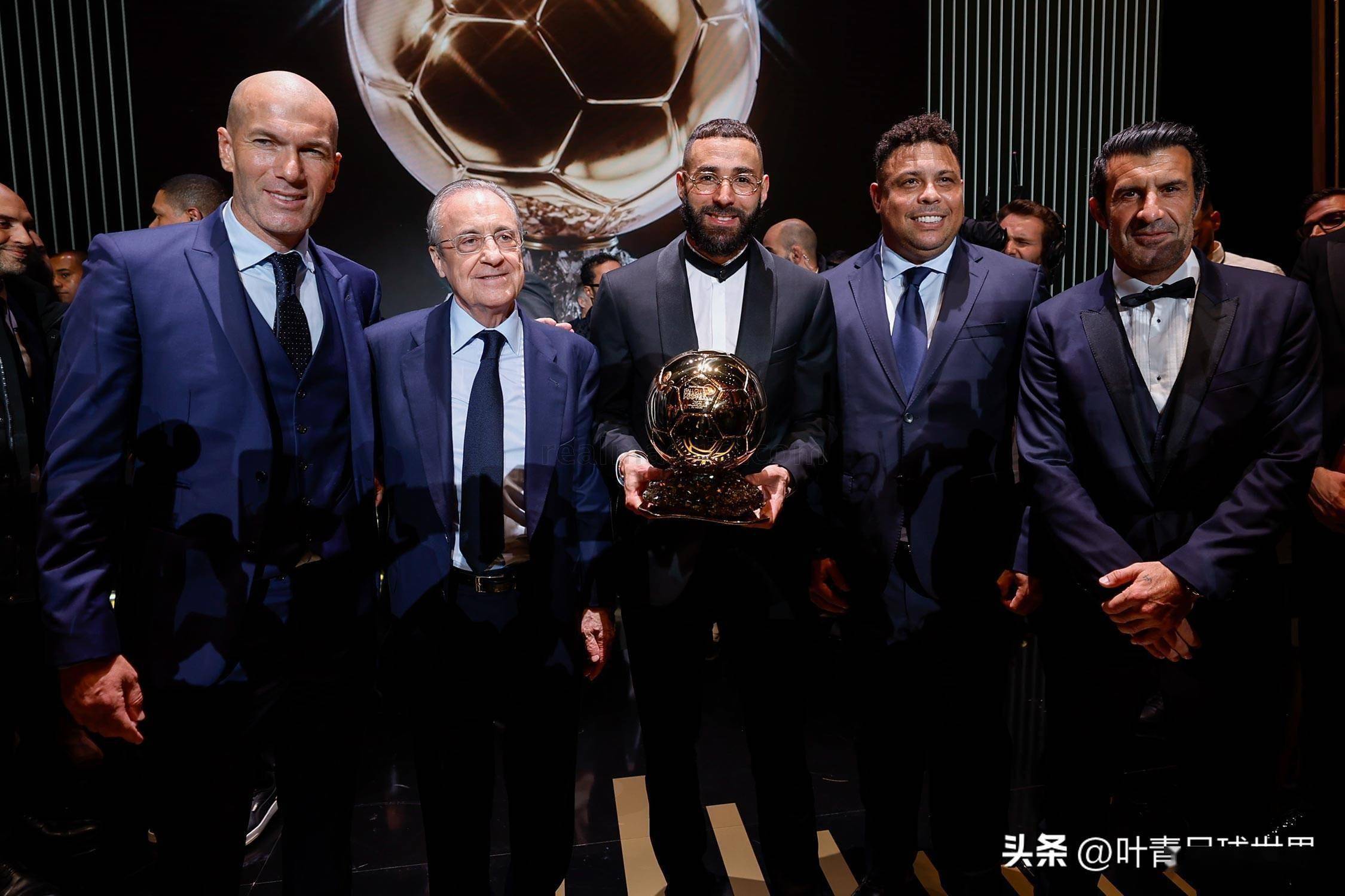 本泽马获奖,31岁妻子面带笑容!女友也来了,一身红装亮相