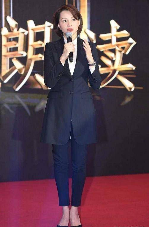 46岁董卿真会穿,一件小身材针玩出大时尚,她的穿搭功底不一般_西裤