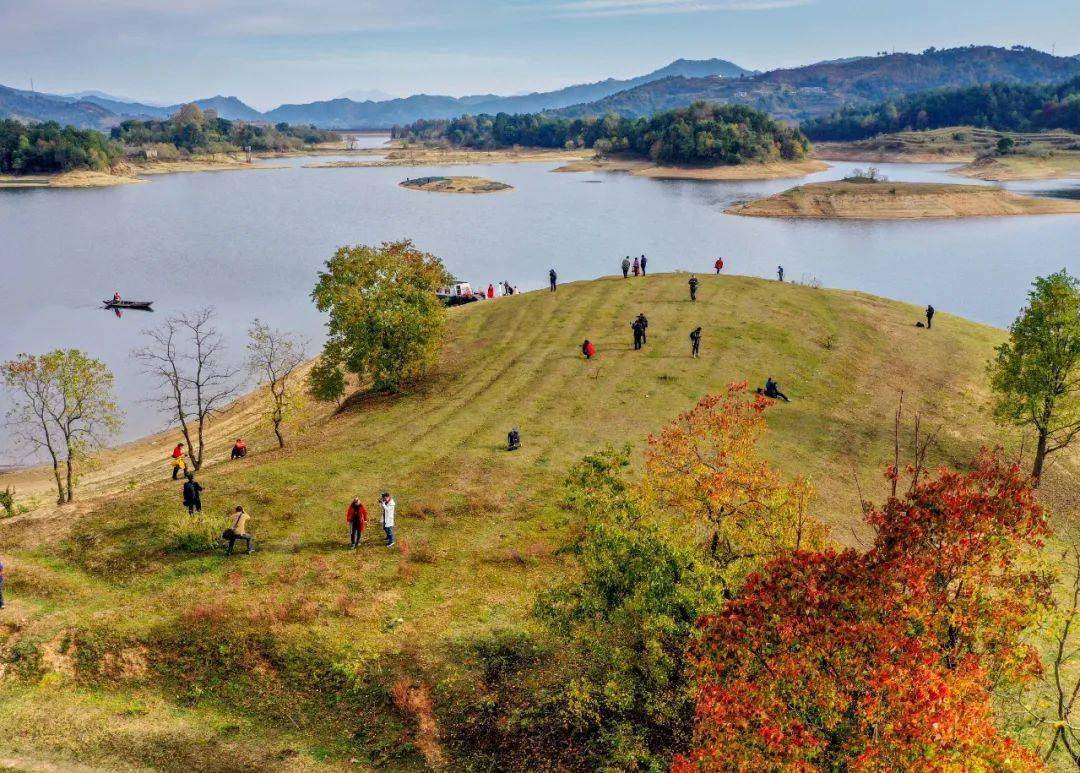 环库柏油公路正式通车,今秋七星岛红叶最好看.