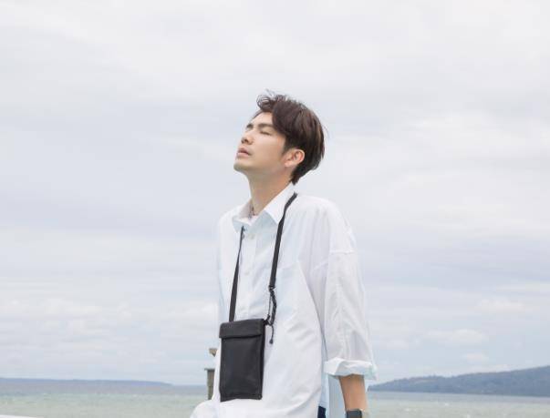 钟汉良"19岁旧照"被疯传,看清他的真实颜值,整没正容一目了然_变化