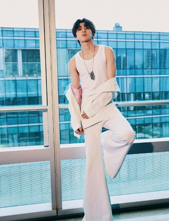 西装故意脱一半秀身材,原来男星也爱时尚_白色_套装_外套