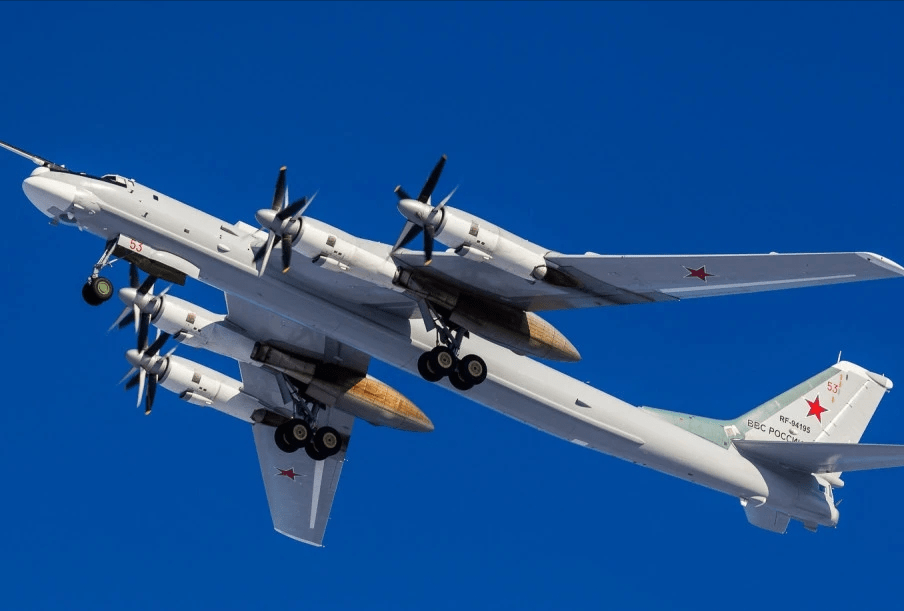 俄军2架核轰炸机直扑本土,美军战机紧急升空拦截