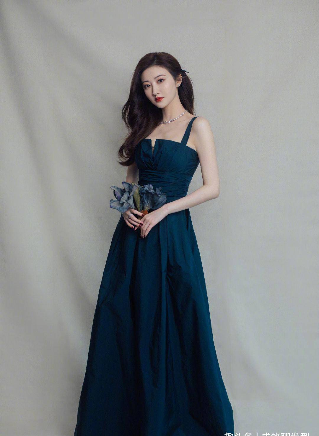 景甜的气质含糖量太高,金色礼服穿出完美曲线,甜美不失女神范_服装