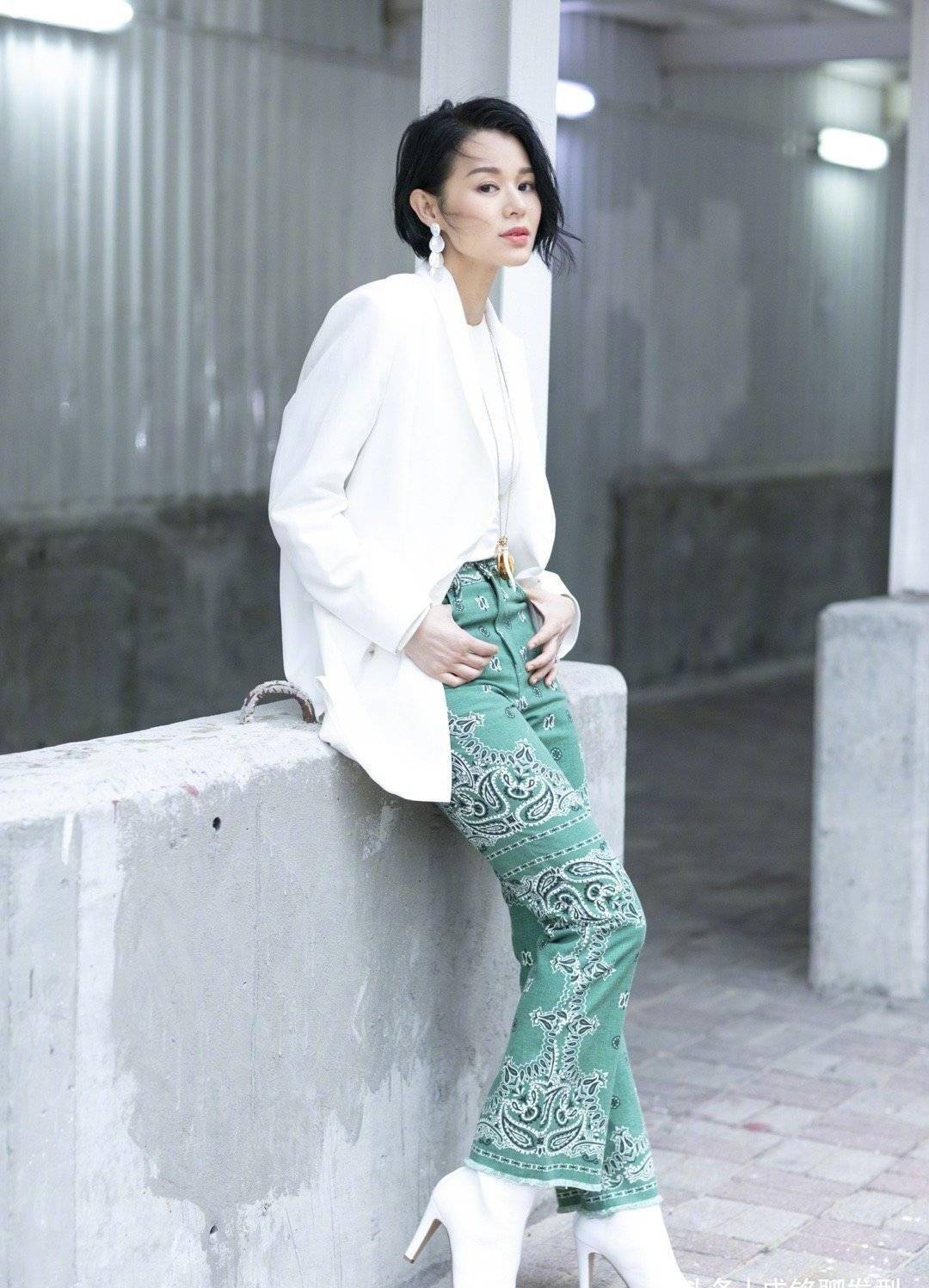 胡杏儿混搭超有范儿,亮片毛衫配复古牛仔裤,精致典雅不失时尚感_服装