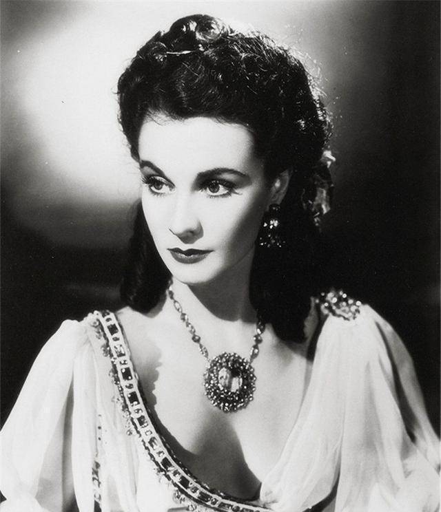 很多人认识费雯·丽源于电影《乱世佳人》中"郝思嘉"这个角色,凭借此