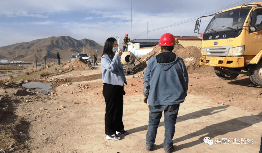 "在海晏县三角城镇三联村"污水管网改造提升"项目施工现场,镇纪委工作