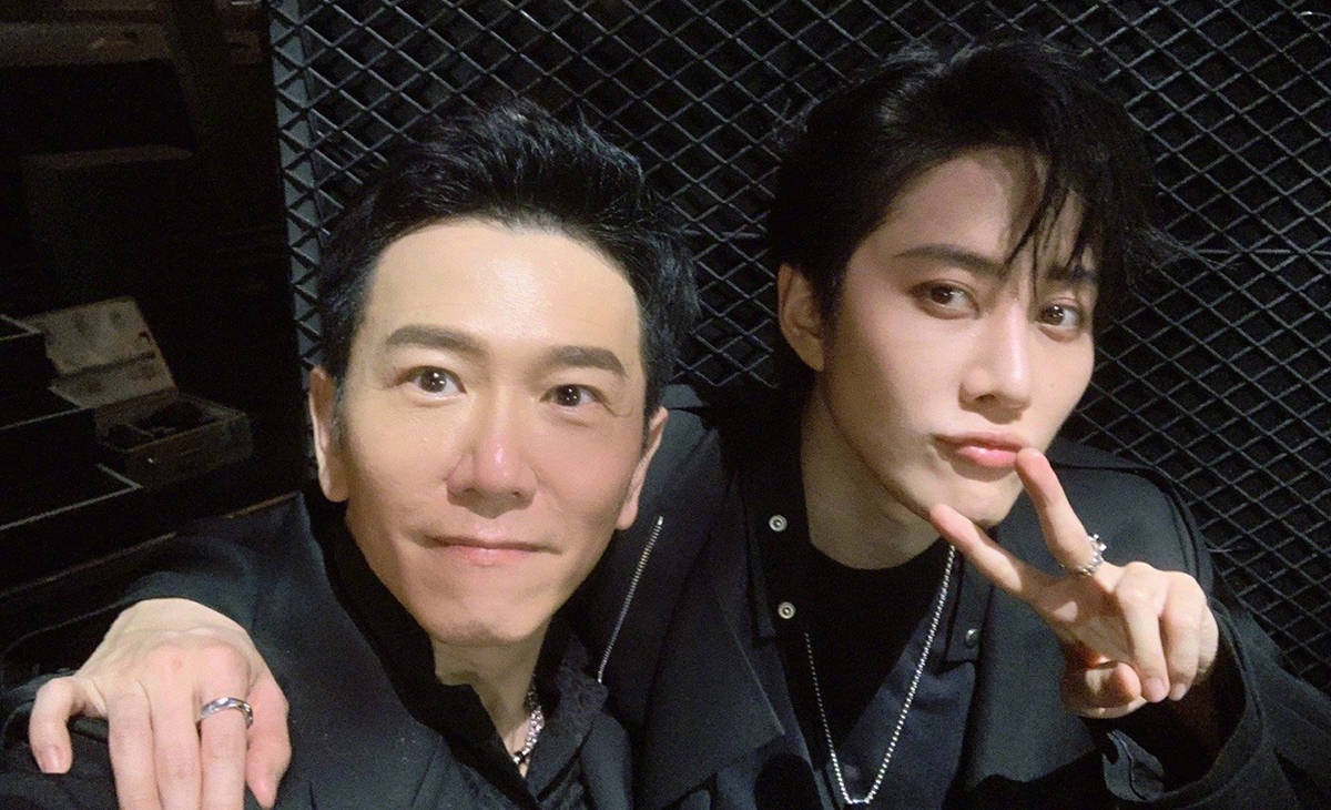 组的麦克不仅亲切地称呼温兆伦为"契爷",而且晒出了两个人亲密的合照