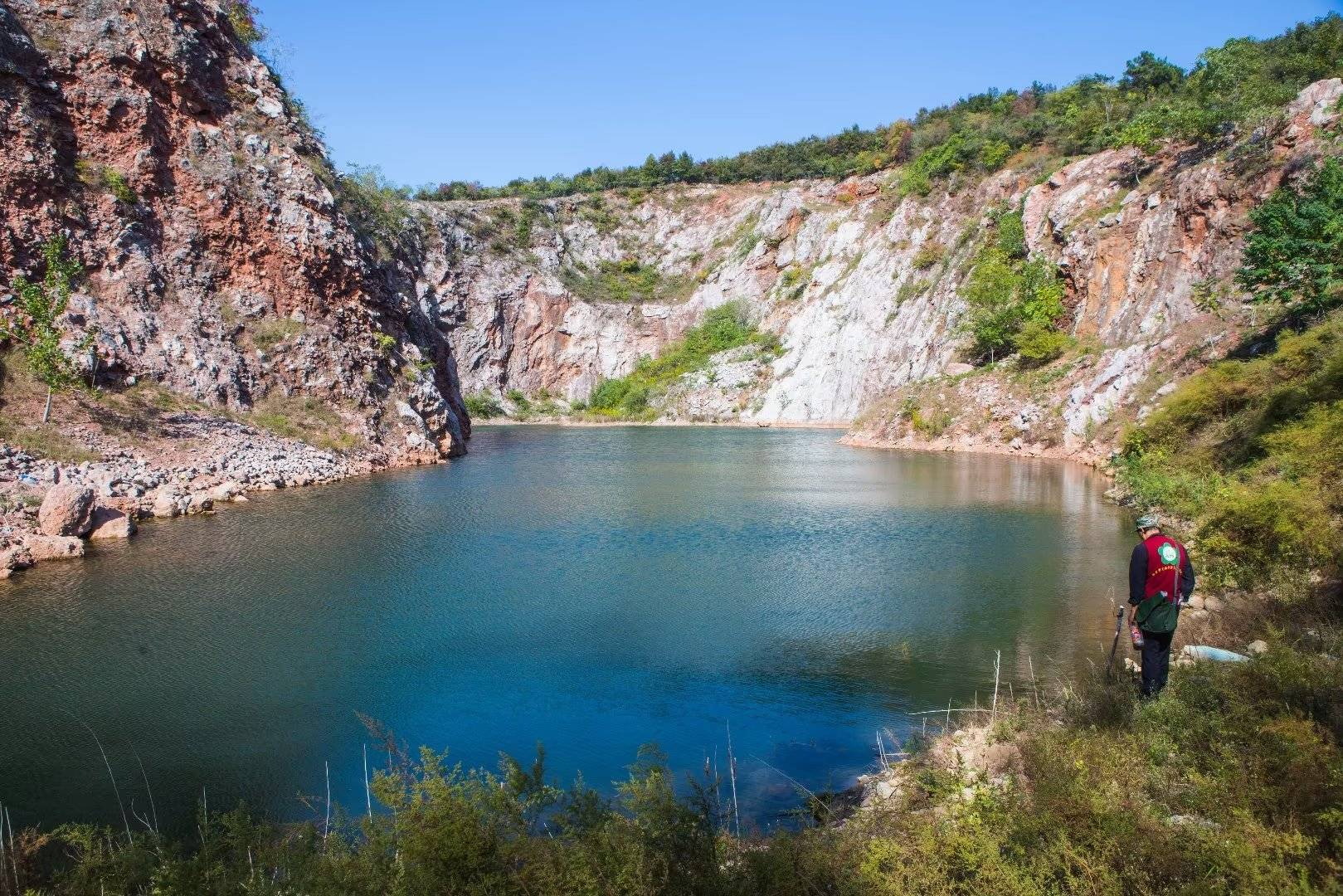 江宁区上坊:山凹人未识的小众景点——矿坑湖_露天_悬崖峭壁_交接处