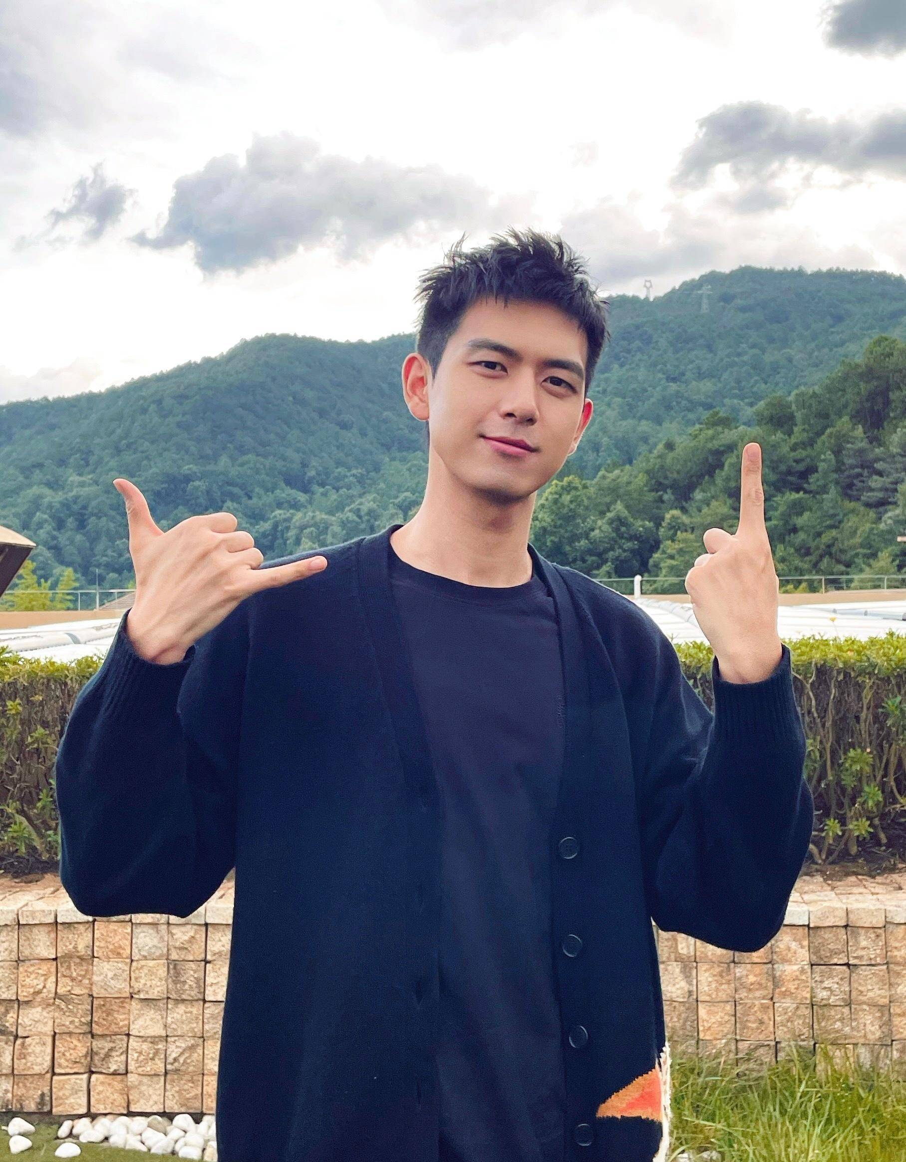 1米85的身高,让李现在娱乐圈的众多男星中脱颖而出!