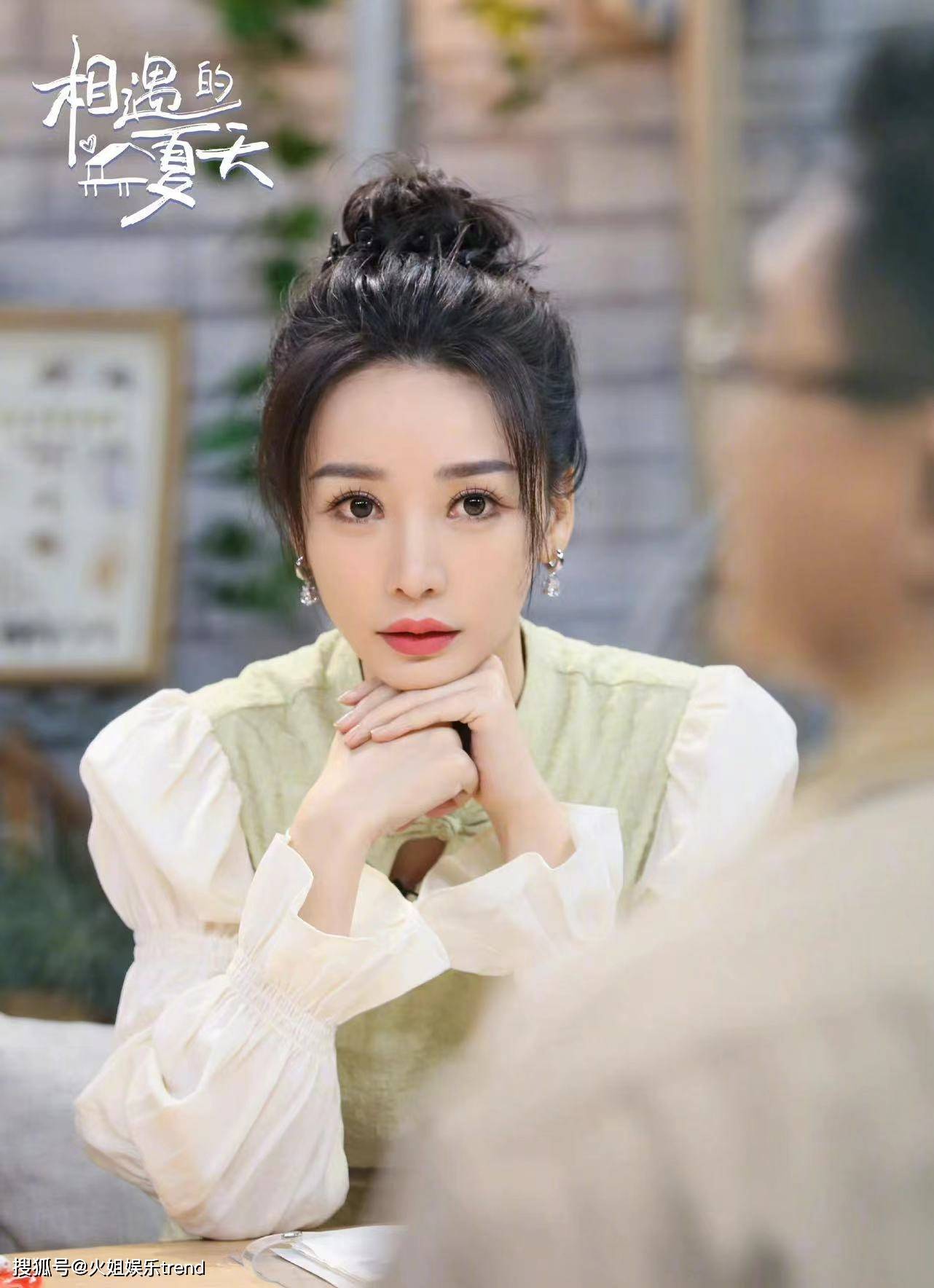 柳岩改变妆容显小10岁,长脸美女也可以变幼态_显得_明星_美貌