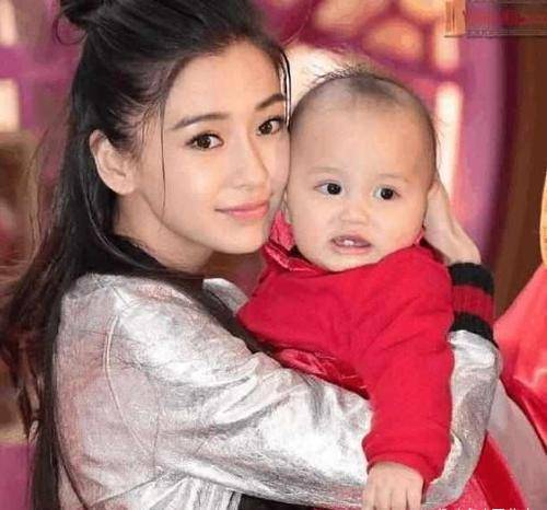 杨颖带娃出游被遇见,三岁身高堪称巨型宝宝,婚姻疑出现危机_黄晓明