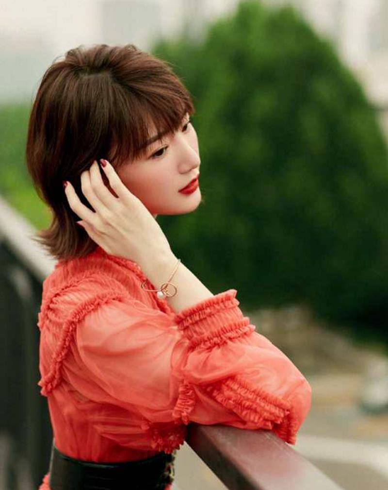 毛晓彤穿搭方式得学,这四套拿走不谢,短发女孩也能做"时尚精"_的设计