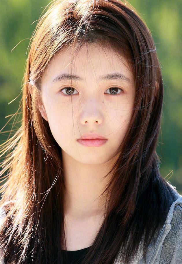 被张艺谋钦点为周冬雨接班人的20岁女星,与易烊千玺合作将爆红_刘浩存