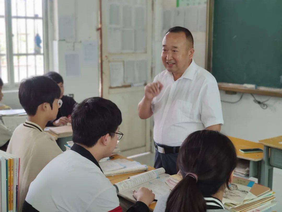但是,后面的十年,曹市中学完美蜕变,出现了乡镇学校中特有的"三奇":在