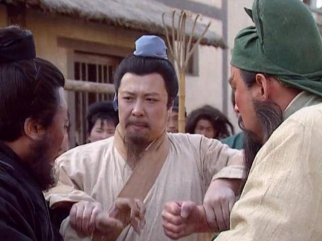 老话说得好,"个小不劝架,人穷莫说理",刘备本身身材就不如关羽,张飞