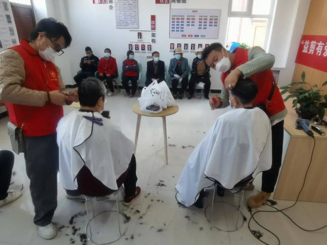 郑州社工七夕节为社区居民送花 义剪头发