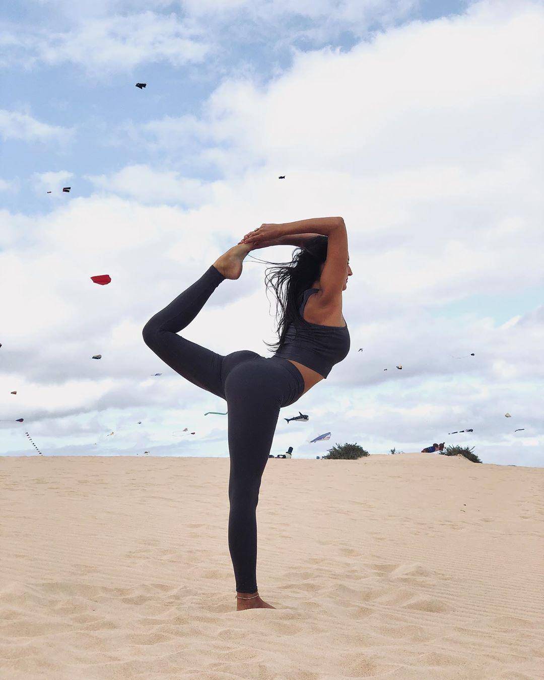 张蓝心身材绝了,晒近照大秀空中瑜伽,网友:腿长堪比我身高_动作_体式